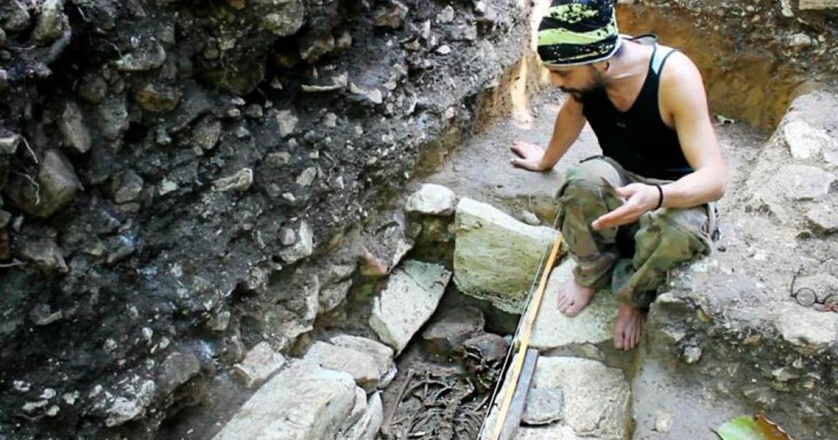 Grave with skeletal remains of a pre-Hispanic woman found at Palenque Archaeological Zone.  Source: INAH Chiapas