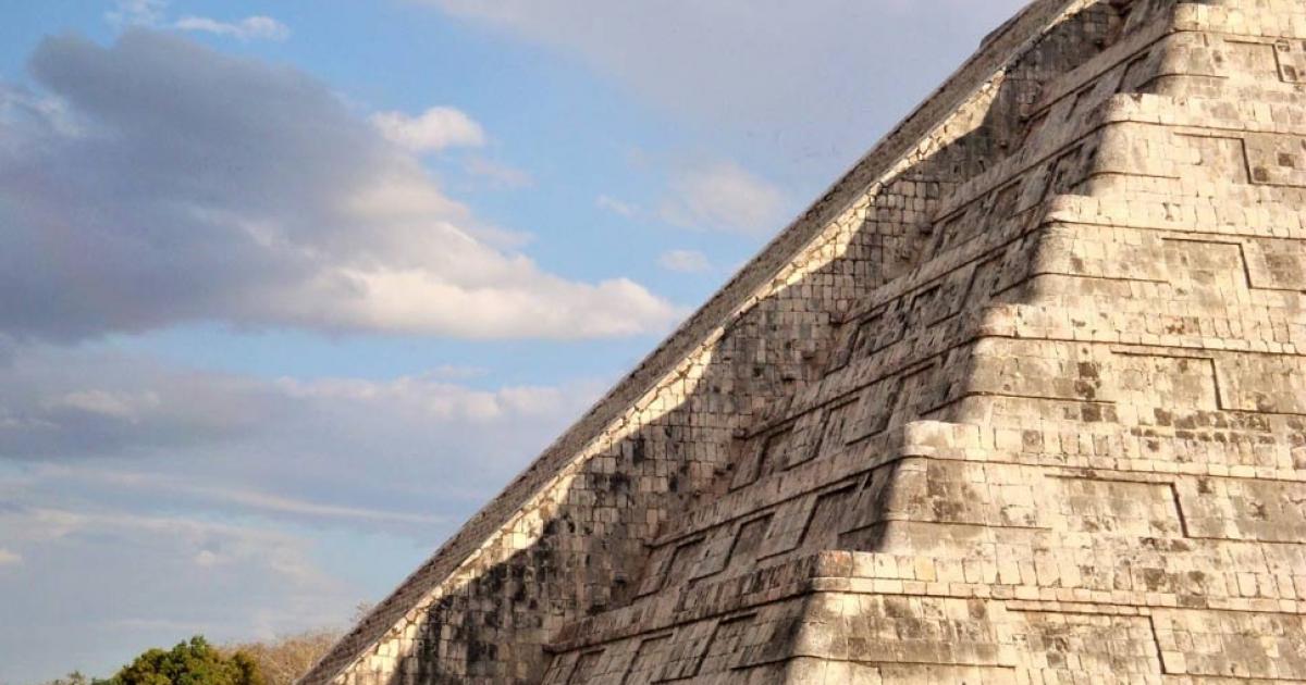 Chichén Itzá’s shadow revealed during the spring equinox on Kukulcán. 