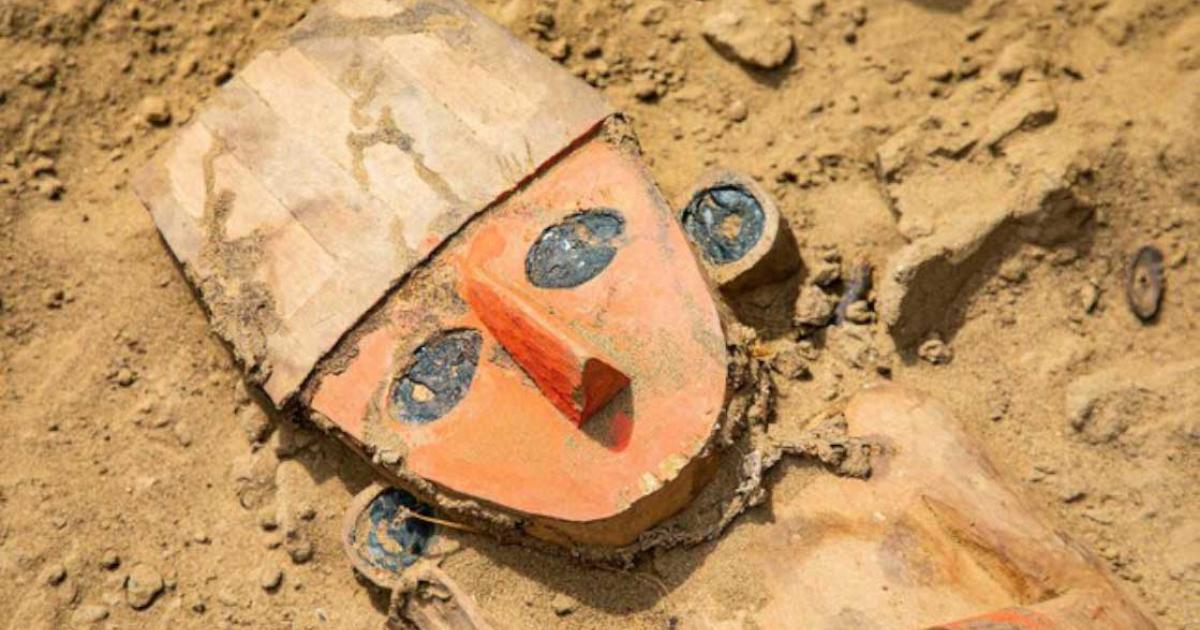 The face of the Chimu culture wooden Chan Chan sculpture recently discovered on the periphery of the giant Chan Chan complex near Trujillo, Peru. Source: Decentralized Directorate of Culture of La Libertad / Peruvian government