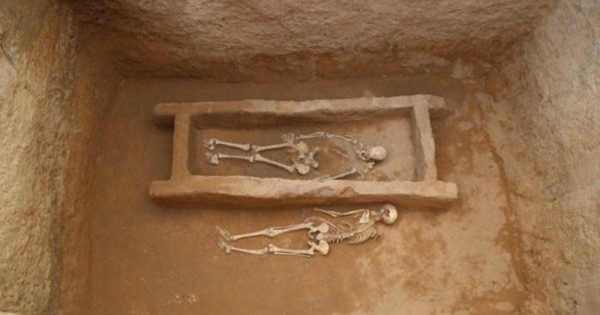 Tomb owner and a sacrificed victim at Shimao city necropolis.