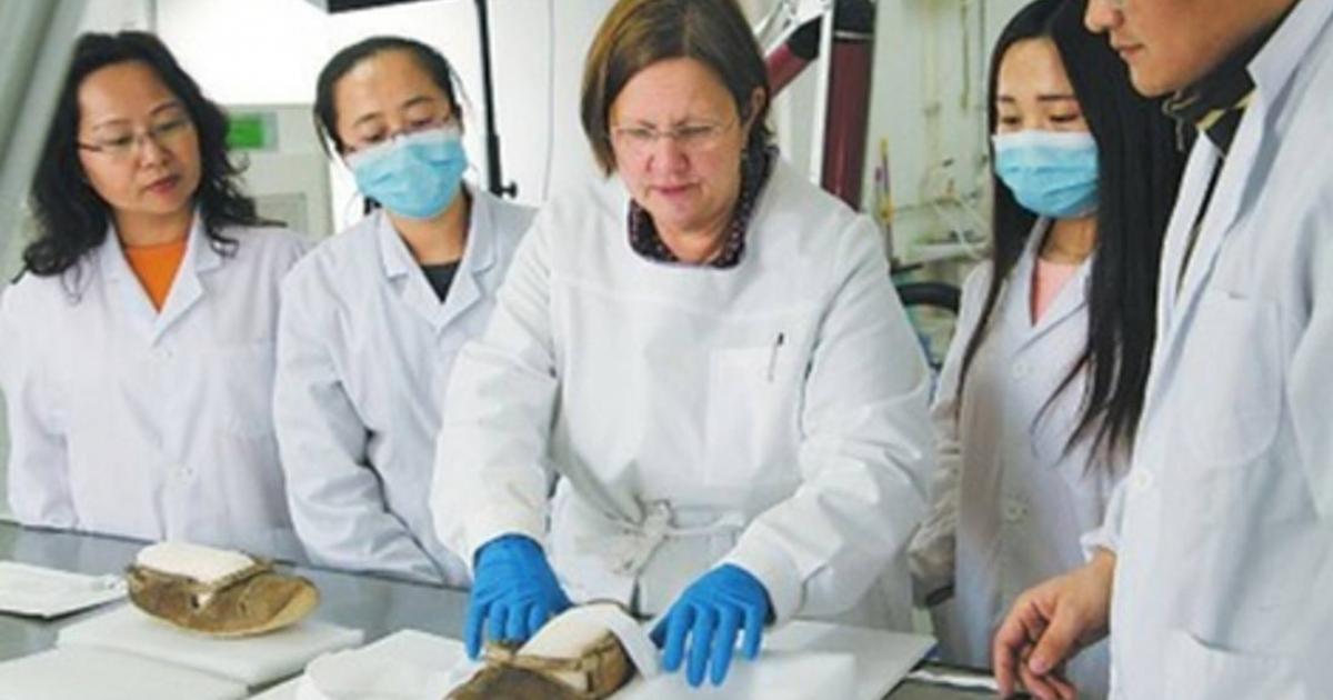 A Chinese archeological research institute working with the help of German experts will restore a pair of 1,400-year-old leather shoes from the Astana Tombs.