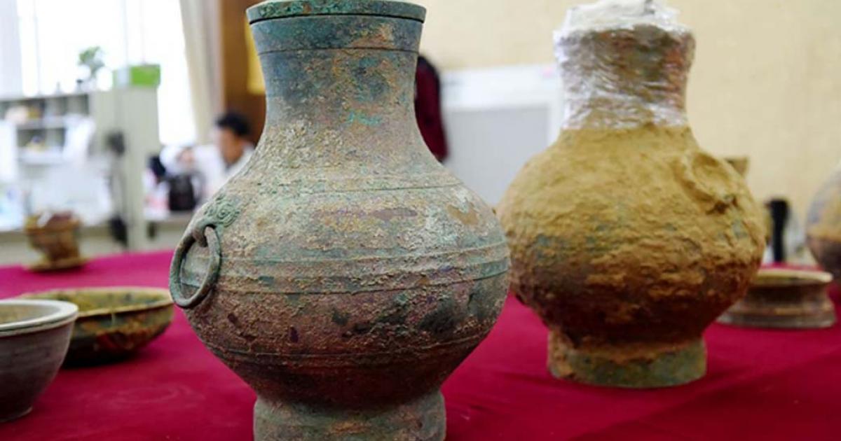 A pair of bronze pots, one containing the first real example of an ancient Chinese elixir of life, were unearthed from a Western Han Dynasty tomb in Luoyang, Henan Province.