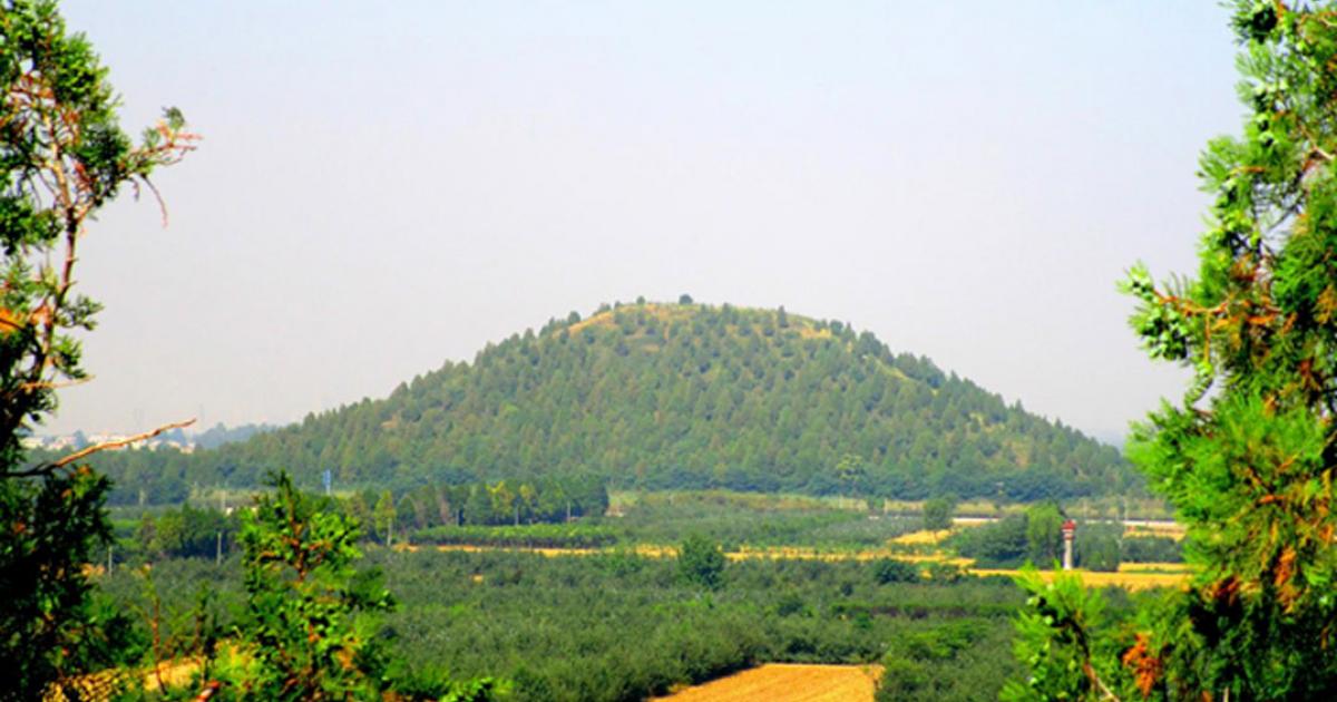 This is the huge ‘Chinese Pyramid’ mound of the Maoling Mausoleum of Emperor Wu of Han.