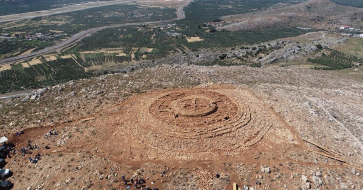 he Minoan monumental structure recently uncovered at Kastelli, Crete