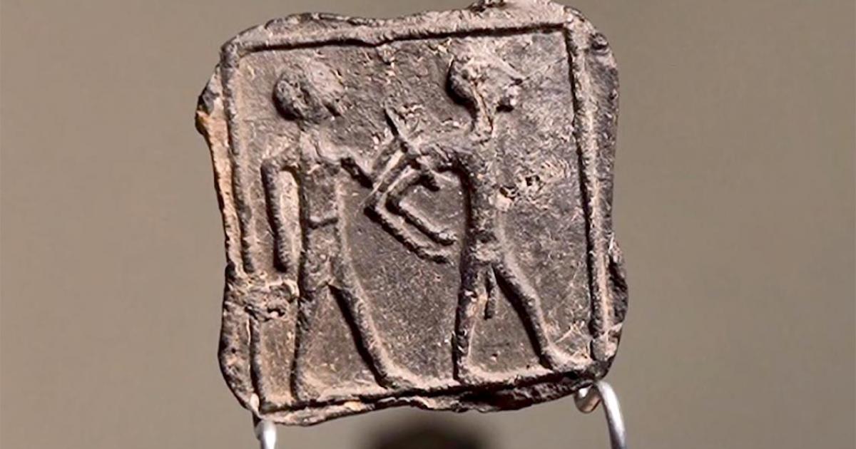 Clay plate discovered in Tell Jemmeh, Israel. Source: Emil Elgem / IAA.