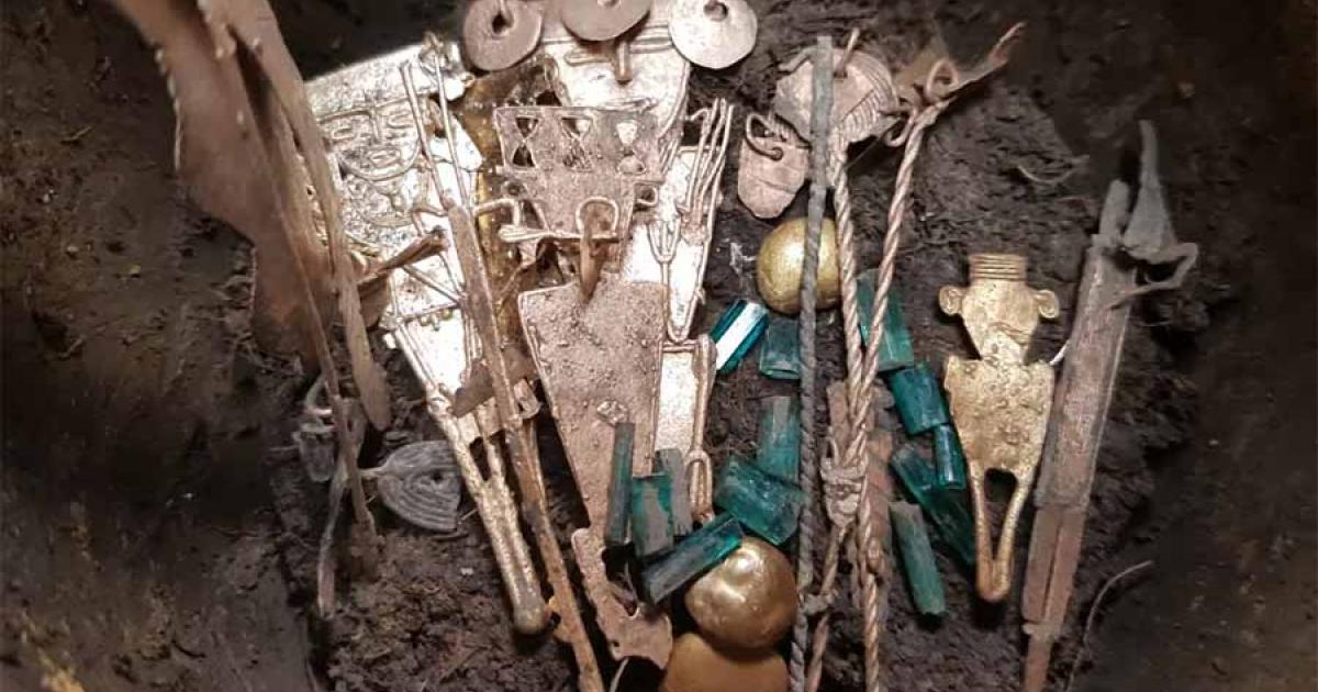 8 Jars Of Colombian Emeralds, Gold, and Silver Unearthed Near Bogotá