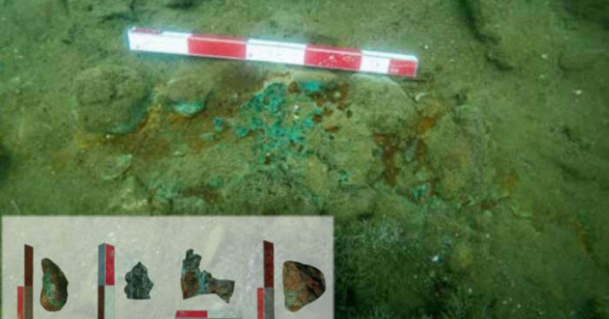 Underwater photograph showing oxidized copper traces in Camlimani Bay, Heybeliada, and copper ore found at the site.