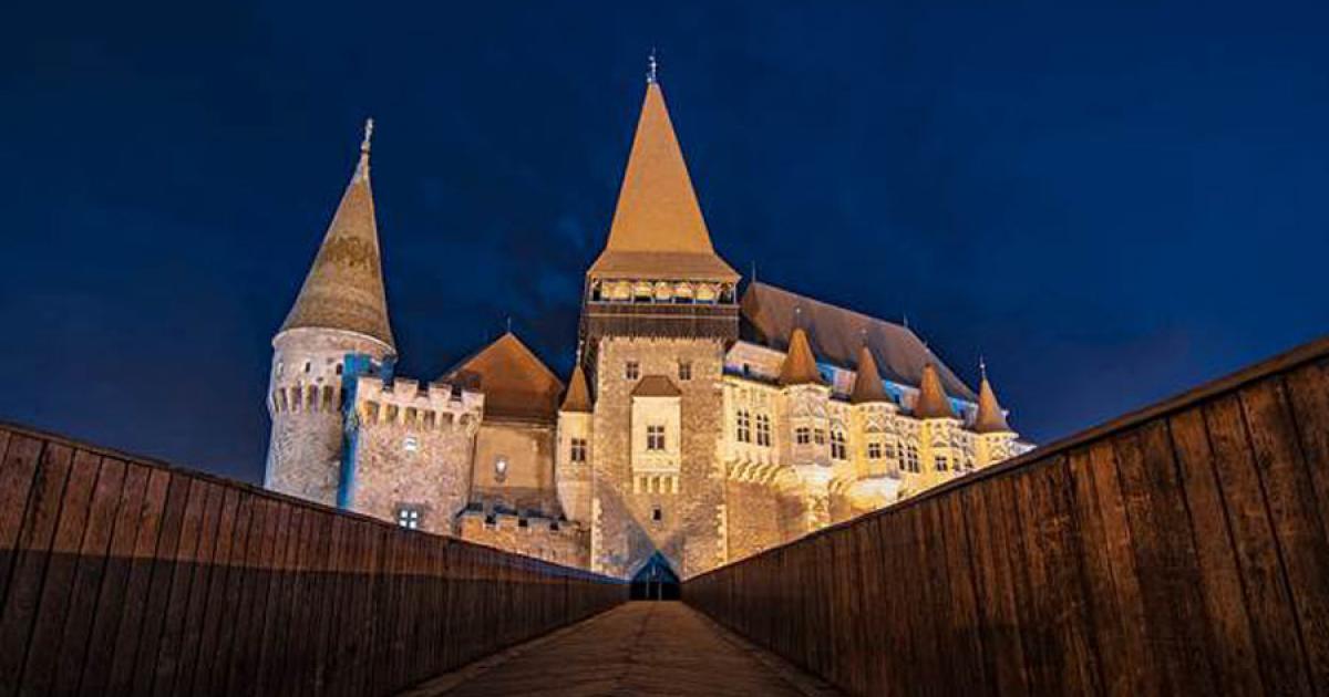 Corvin Castle, also known as Hunyadi Castle or Hunedoara Castle, is a Gothic-Renaissance castle in Hunedoara, Romania. Photo source: Adrianstanica.ro / CC BY-SA 4.0
