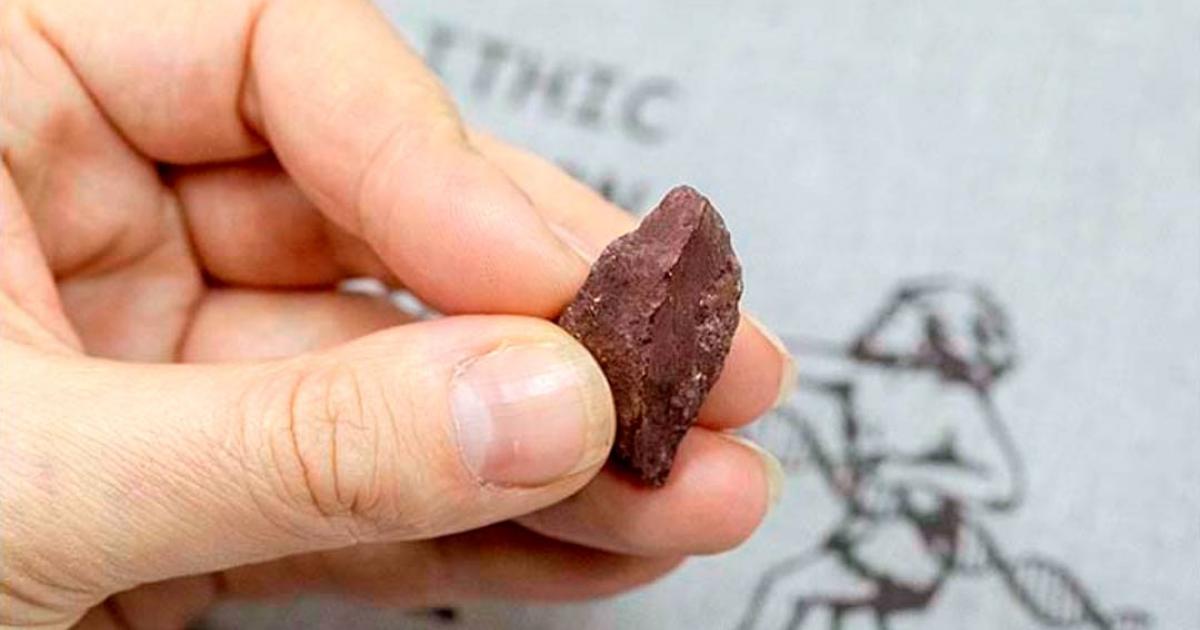 A piece of hematite found in Denisova cave was used as a crayon for art work in the cave. 