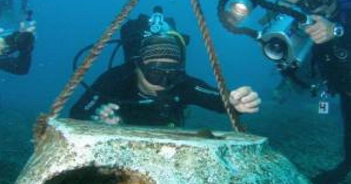 Divers with one of the Nanhai No. I’s artifacts. 