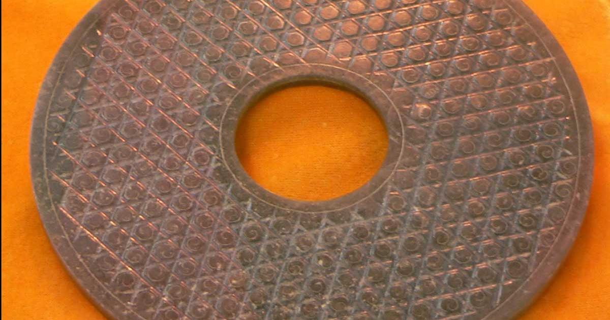 A Han-era bì , 16 centimetres (6.3 in) in diameter (CC by SA 3.0).