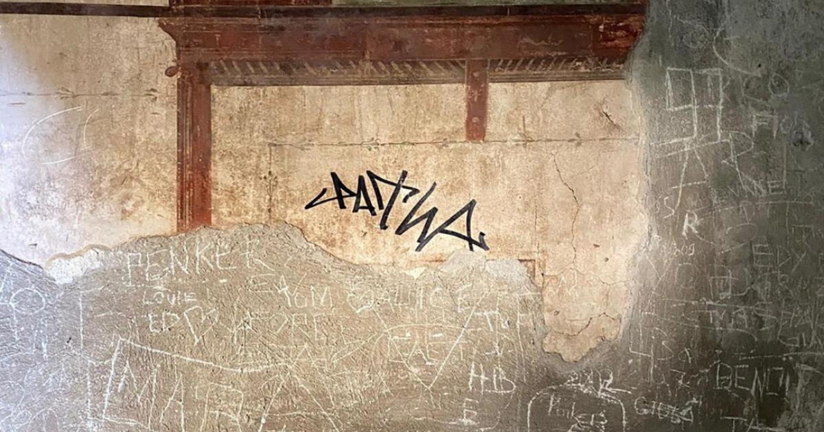 Tourist Defaces Roman Wall in Herculaneum