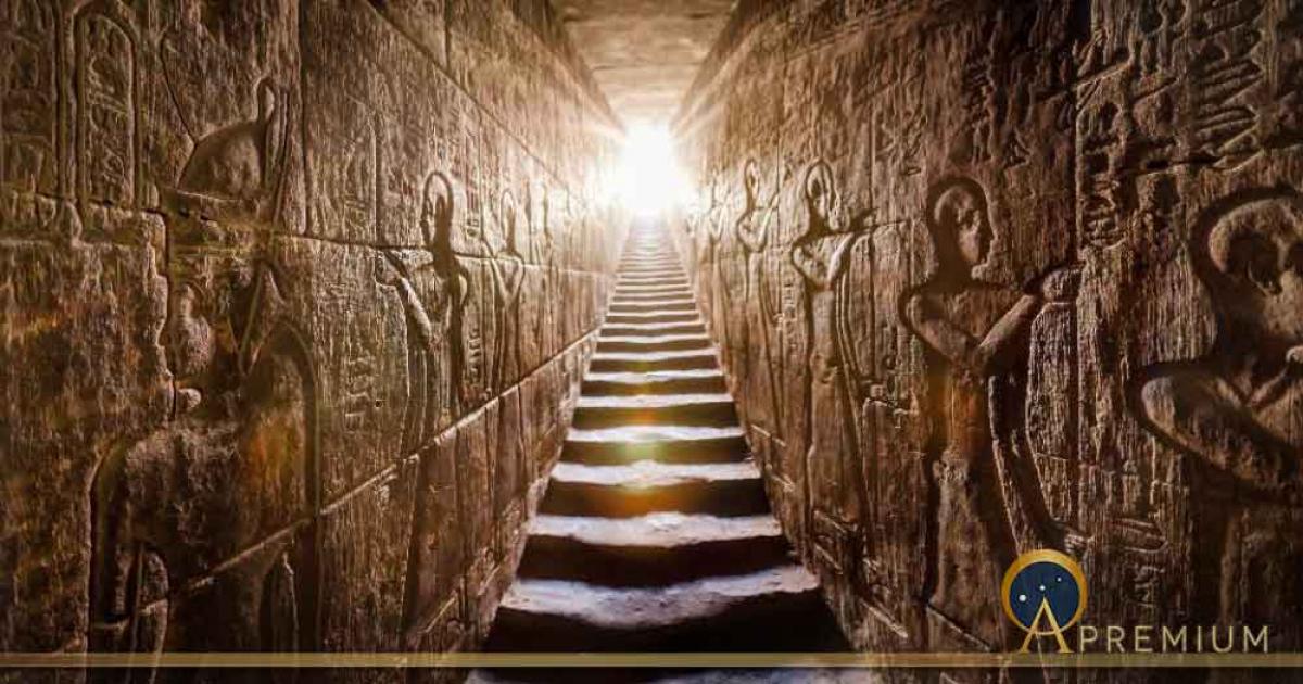 Representation of an ancient Egyptian temple passage lit by an exceptional light. Source: Konstantin / Adobe Stock