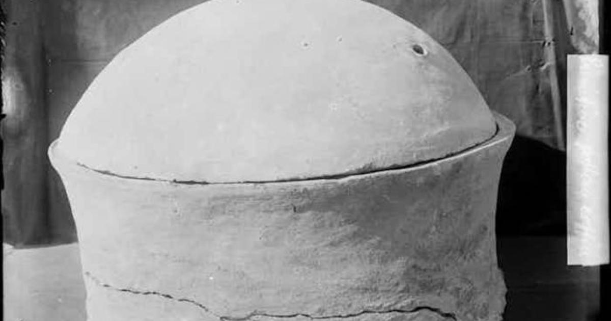 Pottery vessel in which the Nuwayrat individual was discovered