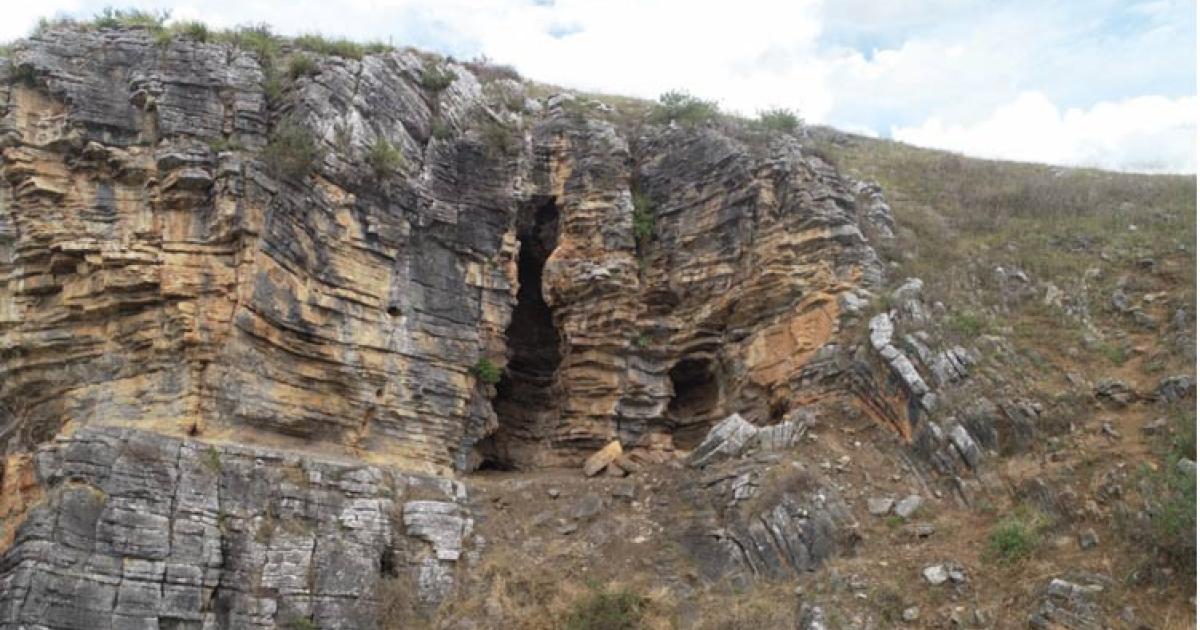 Top image: Entrance to Cloggs Cave. 	Source: David, B et al/Nature