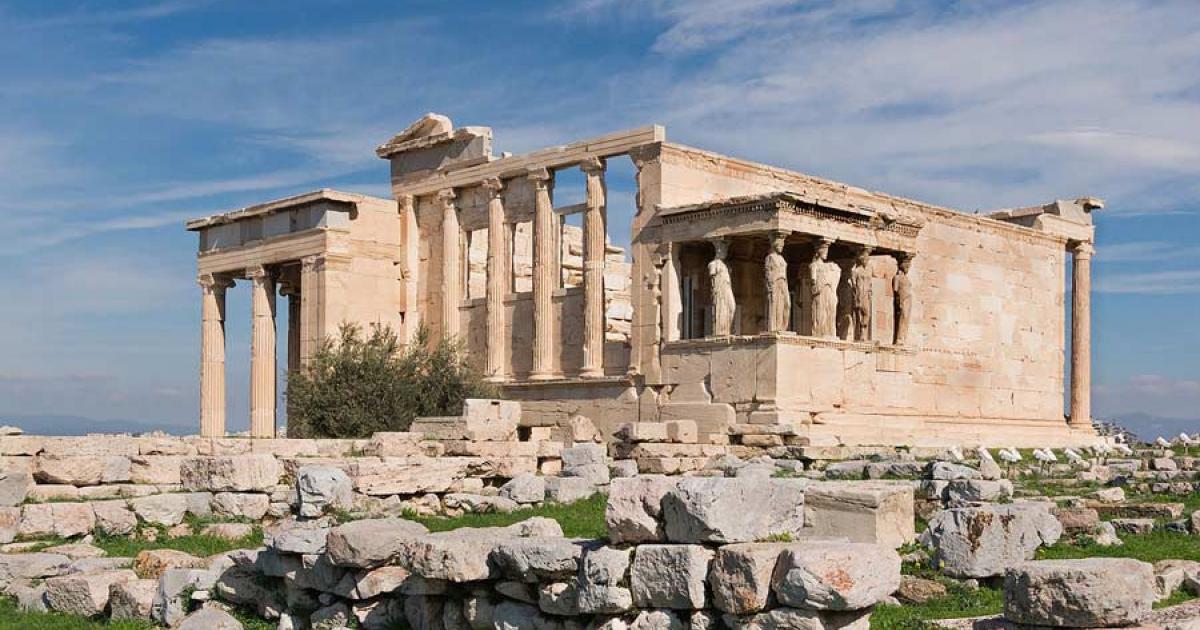 The Erechtheion temple on the Athens acropolis with the six “mistaken” Ottoman harem caryatids on the right side a bit back from the front of the temple. Source: Jebulon / CC0