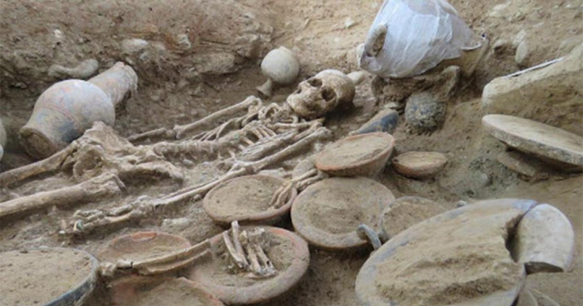 View of the Etruscan burial chamber. In the foreground bowls and animal remains and towards the back the deceased.           Source: Roland Haurillon, Inrap