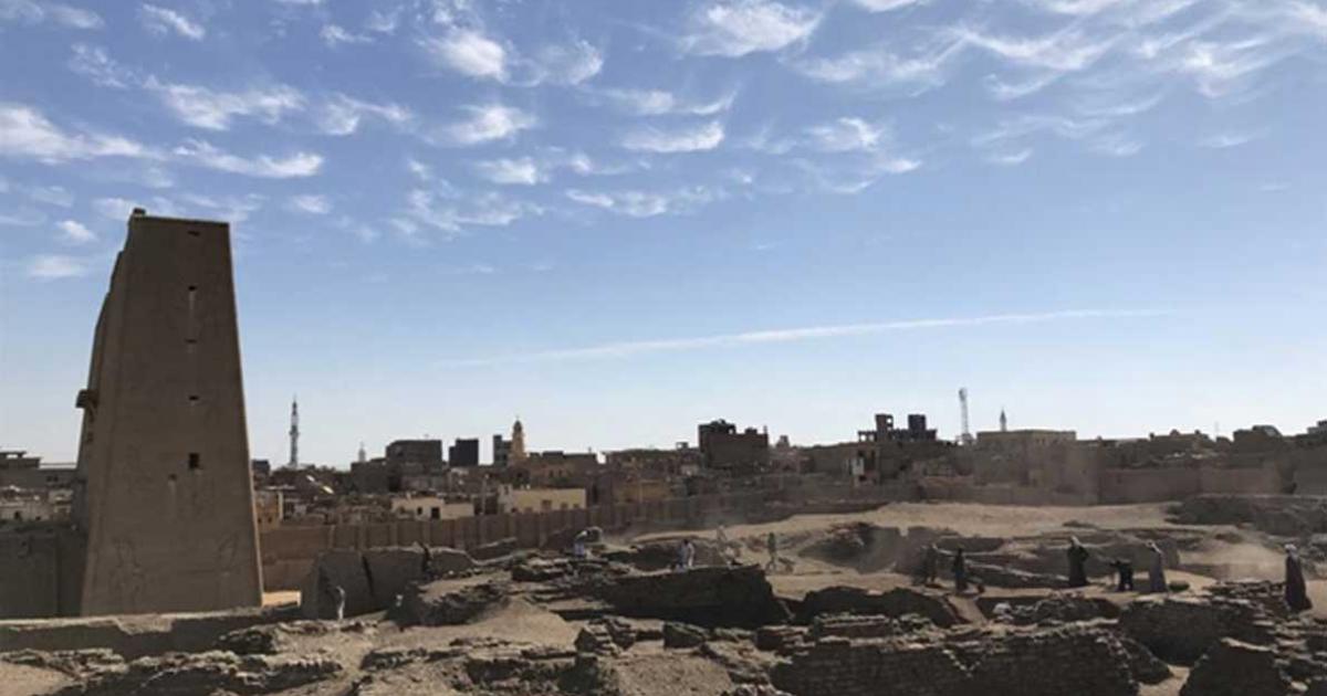 The excavation site at Tell Edfu (with the temple of Horus and the modern town of Edfu in the background).