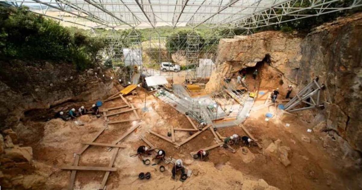 Excavation work at the Ghost Cave site.	Source: Maria D. Guillén / IPHES-CERCA