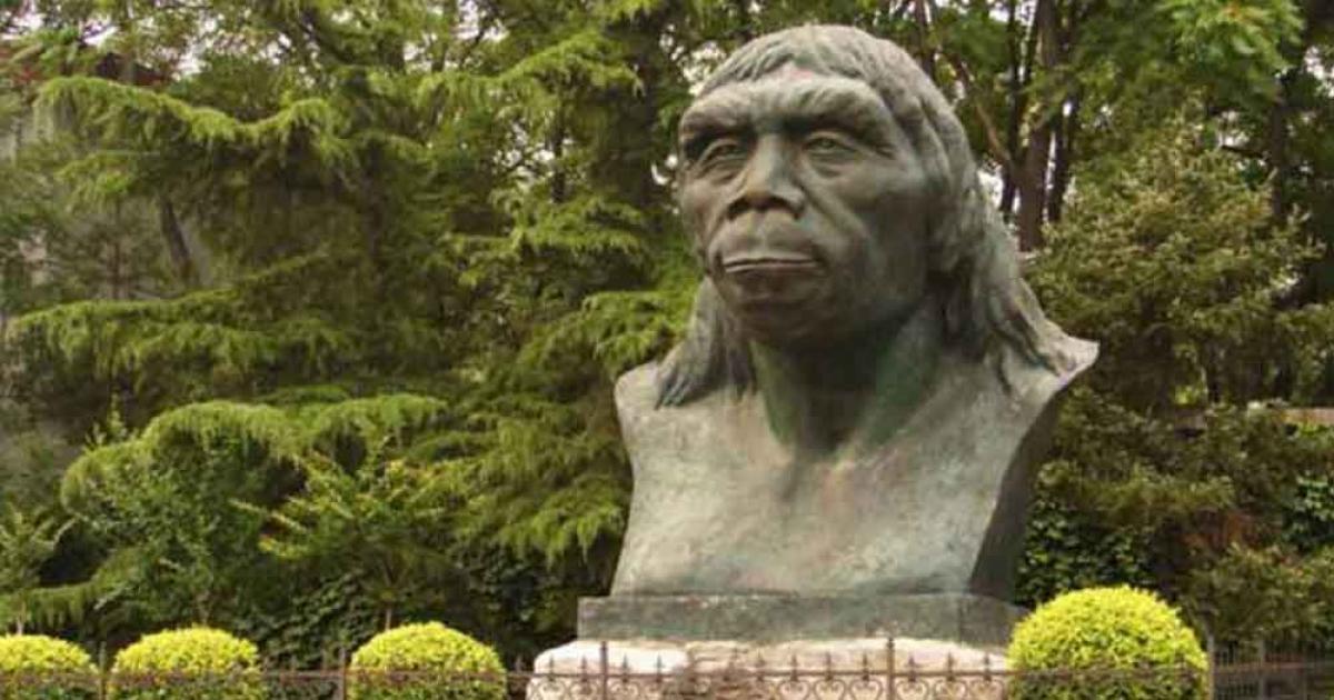 tatue of the Peking man from the entrance of the Zhoukoudian site. Source: Diego Tirira / CC BY-SA 2.0