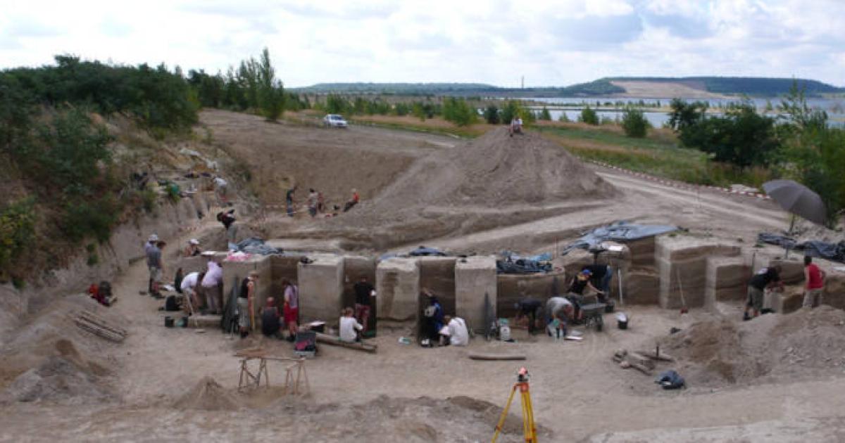 Investigators excavation the Neumark-Nord 2/2B site.