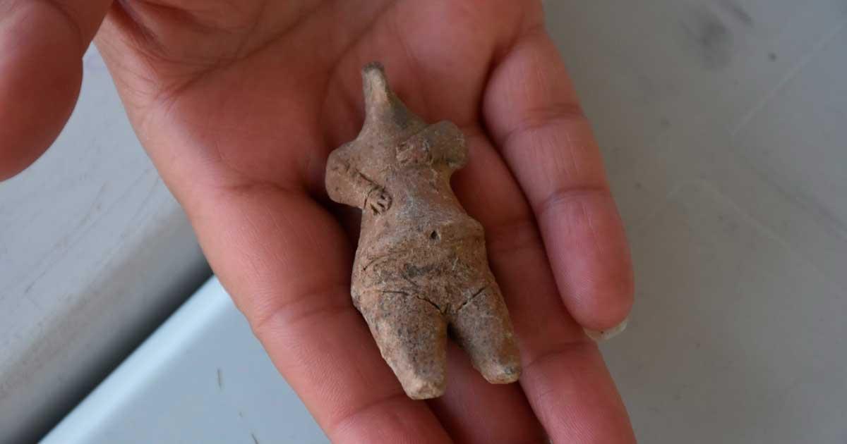 The latest find of a 7,800-year-old female figurine in Ulucak Mound, Turkey. Source: Anadolu Agency
