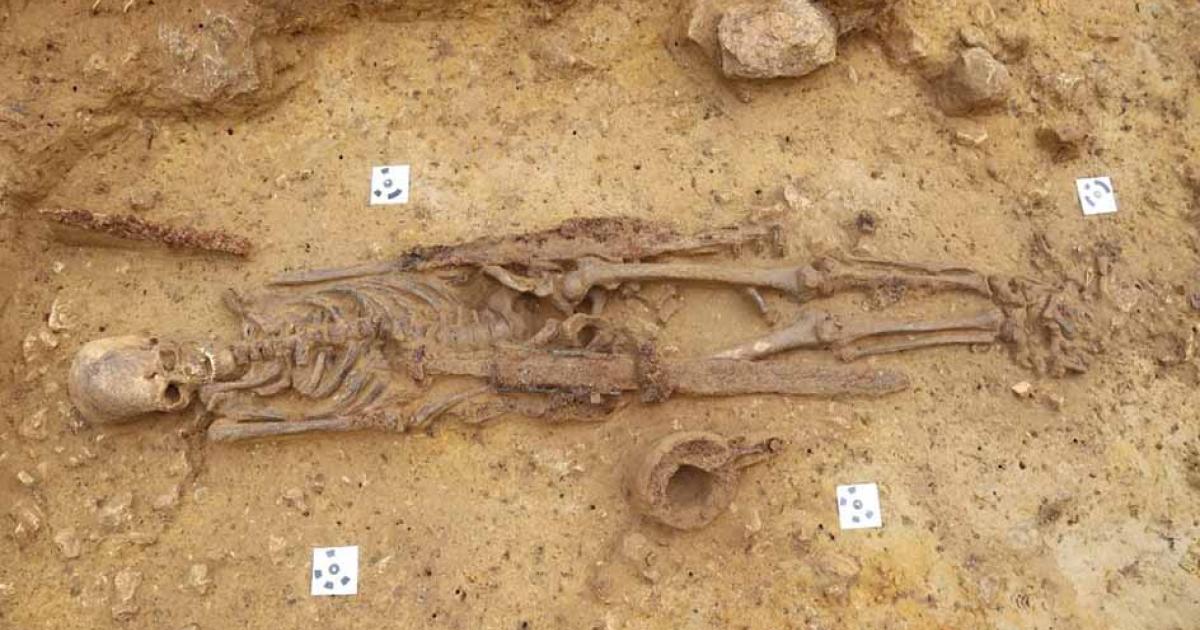 Photo of the Frankish warrior's grave and his weapons.	Source: City of Ingelheim (Christoph Bassler)