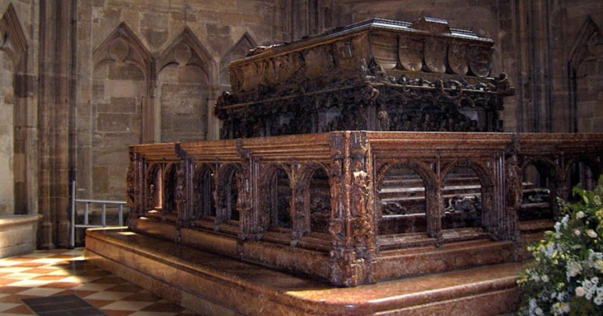 Tomb of emperor Frederick III in St. Stephen's Cathedral in Vienna, Austria. Source: JoJan / CC BY-SA 3.0.