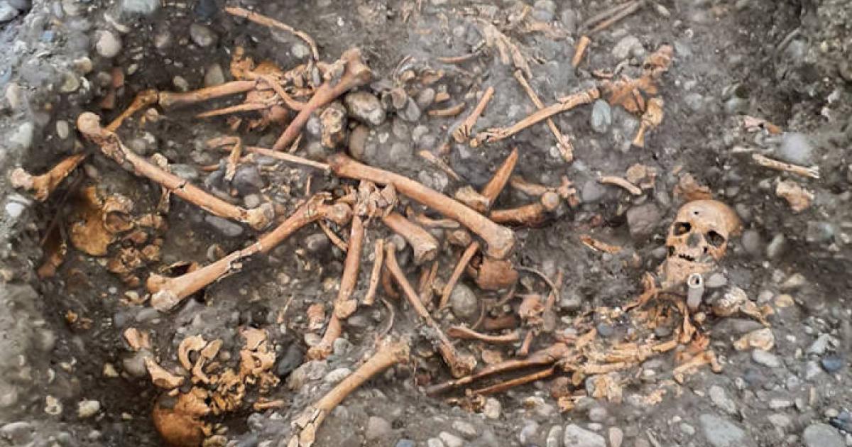Multiple individuals buried in a pit by the gallows. 