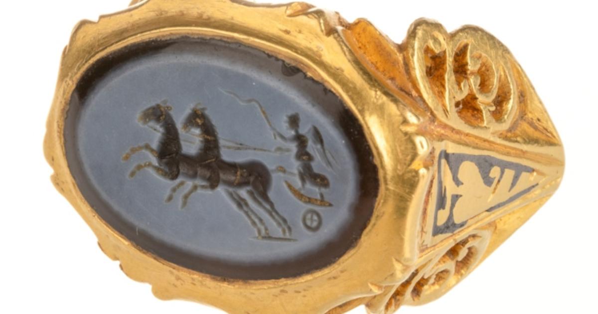 The Roman gold finger ring with a dark blue and light grey nicolo engraved gem depicting Victory