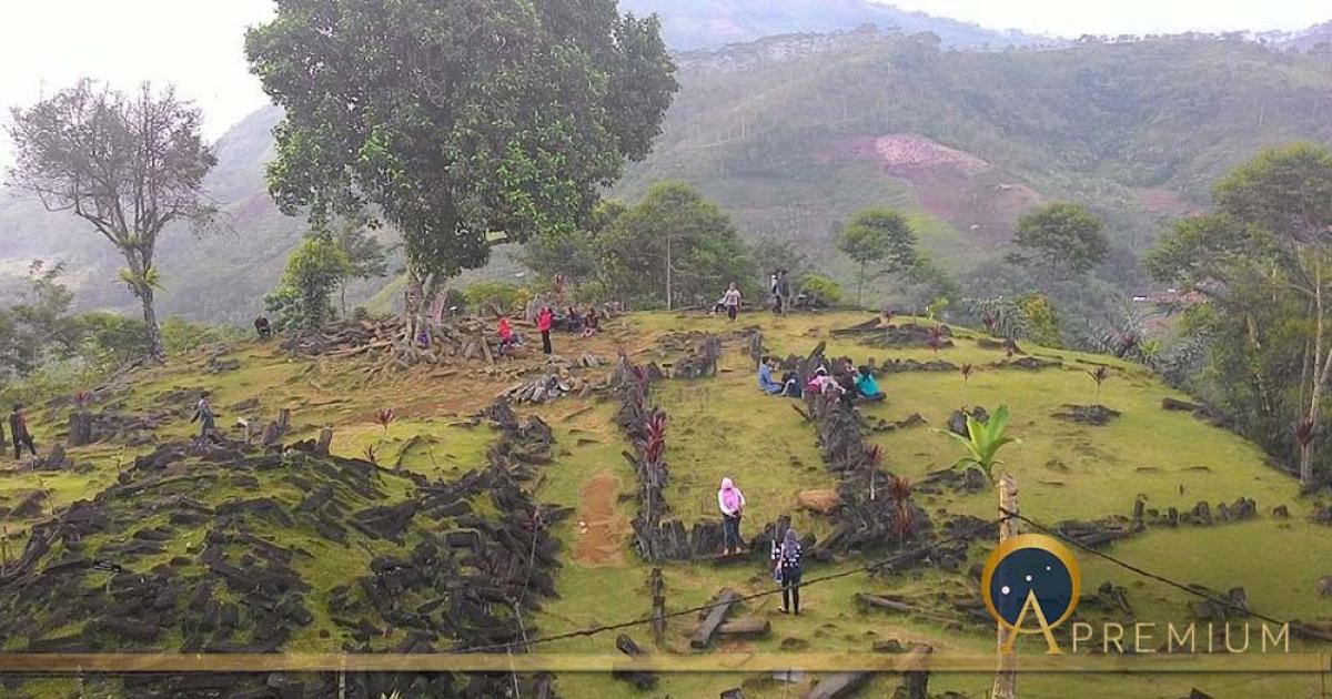 A view of Gunung Padang, fifth terrace (© Beeyan / Wikimedia Commons/ CC BY-SA 3.0)