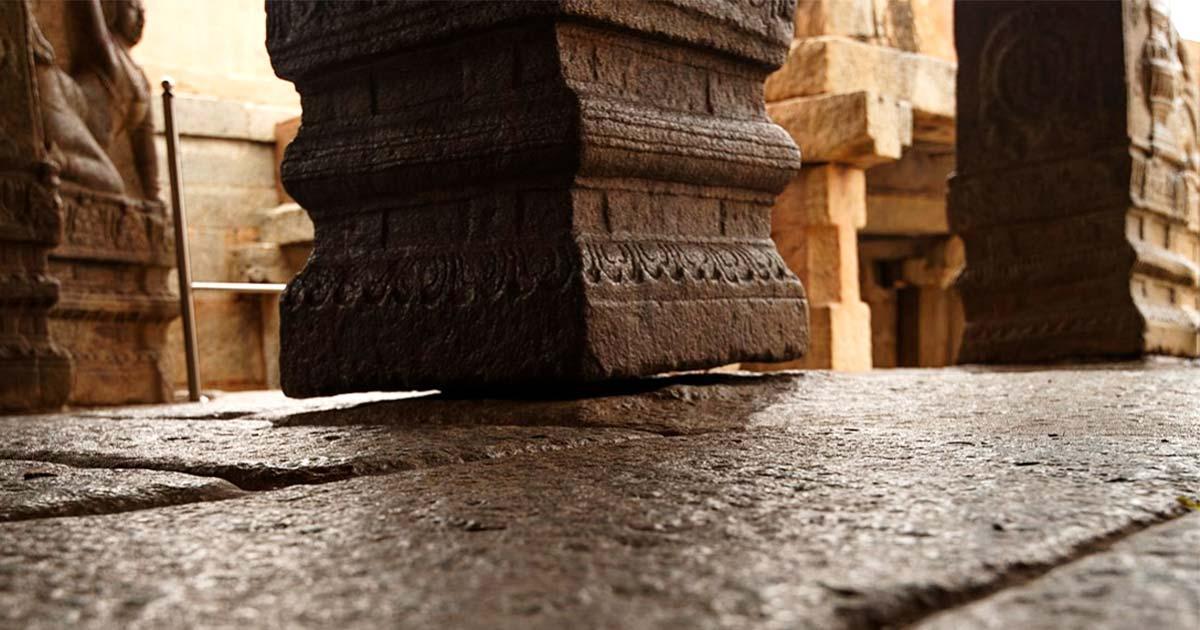 The Hanging Pillar of Lepakshi. Source: Bikashrd / CC by SA 4.0.