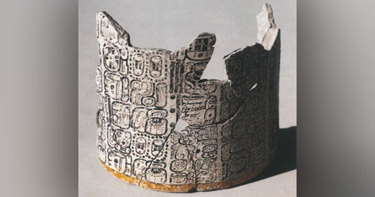 Digitized image of the Komkom Vase. 