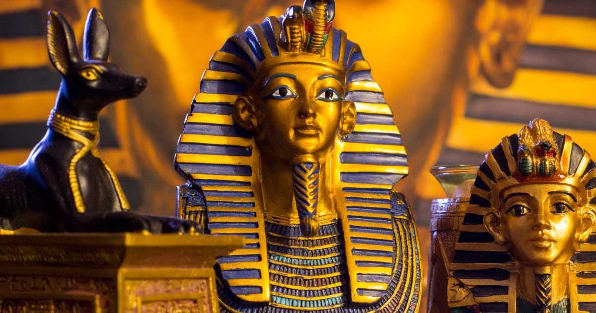 The names Howard Carter and King Tutankhamun are interlinked but now old historical letters have revealed that Carter was also an antiquities thief. Anubis, the jackal-headed deity who presided over the embalming process and accompanied dead kings in the afterworld, next to two busts of King Tutankhamun. Source: Jiri / Adobe Stock