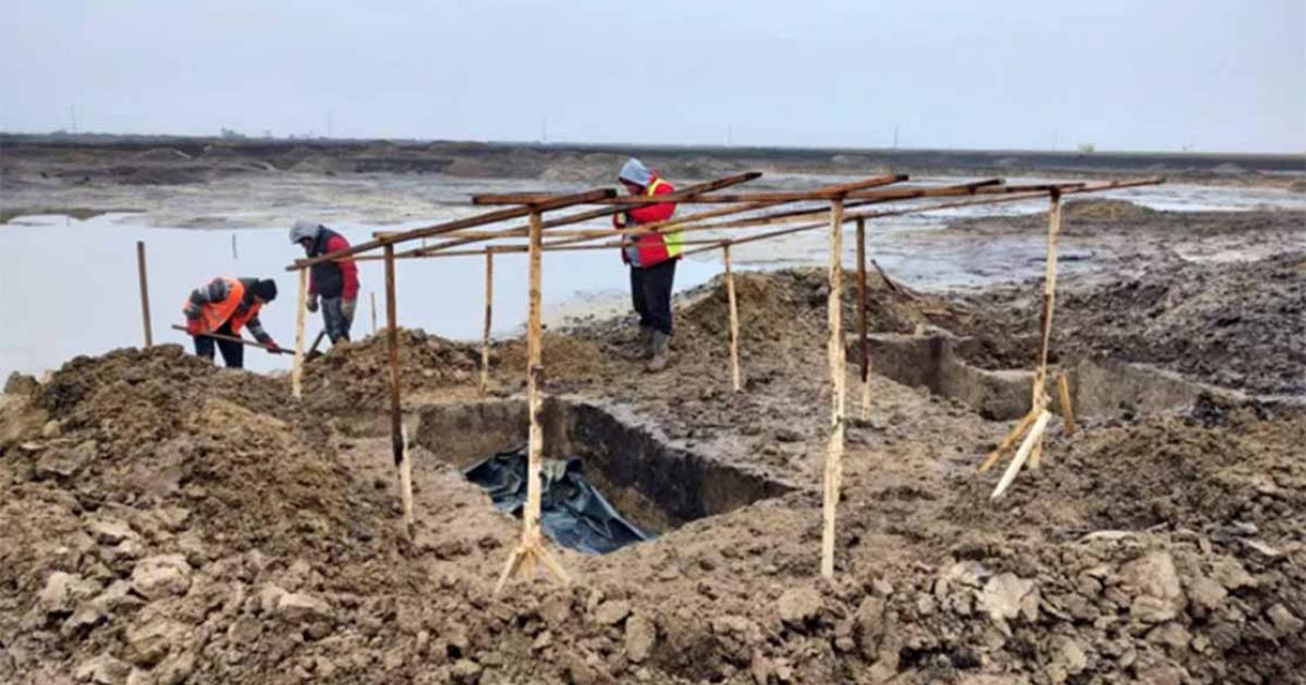 Workers excavating the Hun warrior tomb which was discovered at one of several archaeological sites unearthed during the construction of a highway in Romania. Source: CNAIR / Vasile Pârvan Institute of Archaeology