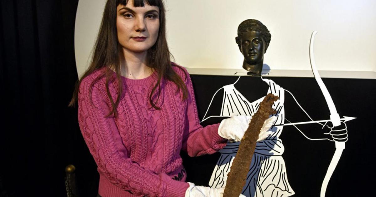 Dr. Marina Ugarković officially displaying the 4th-century BC sword found in a communal grave at the site of the ancient Greek city of Pharos on Hvar. 		Source: Joško Šupić / Cropix / Free Dalmatia