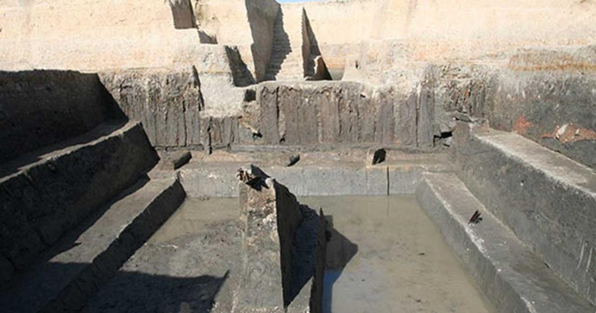 A Liangzhu period structure of the Meirendi bank with wooden planks still standing upright.