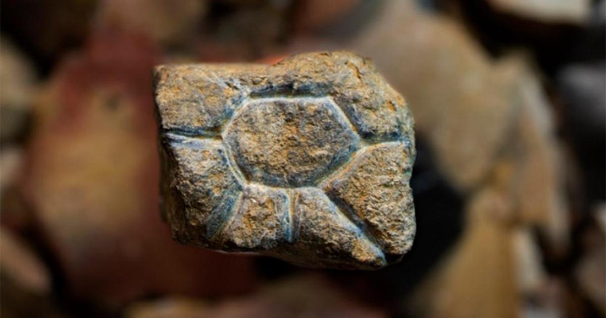 The pocket-sized Ice Age artwork with an eye-like sunburst resembles a simple drawing of a sun. Source: Andrew Thomson, Author provided