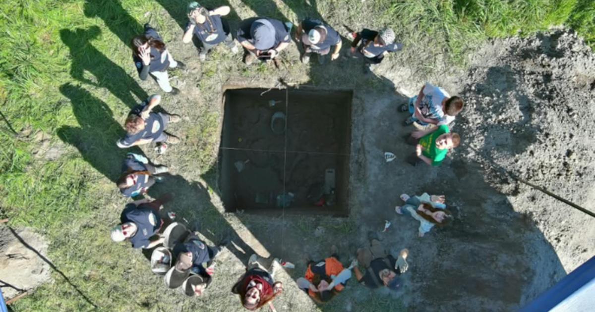 Top image: The research team around the Tagua Tagua 1 Oriente excavation in Chile.  Source: Mauricio Álvarez/Pontificia Universidad Catolica de Chile