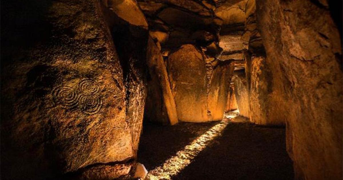 Inside the majestic chamber of Newgrange, one of the most iconic Irish megalith sites. Source: Cassidy et al./Ken Williams, shadowsandstone.com