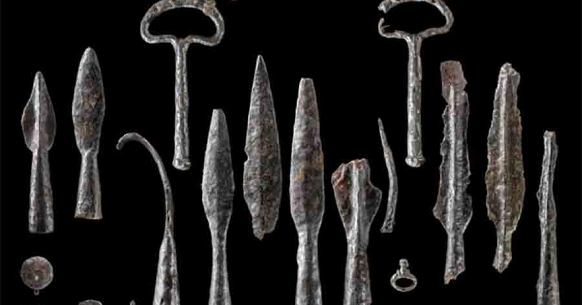 Iron Age weapons and other artifacts found at the Wildenberg Castle site in Germany.