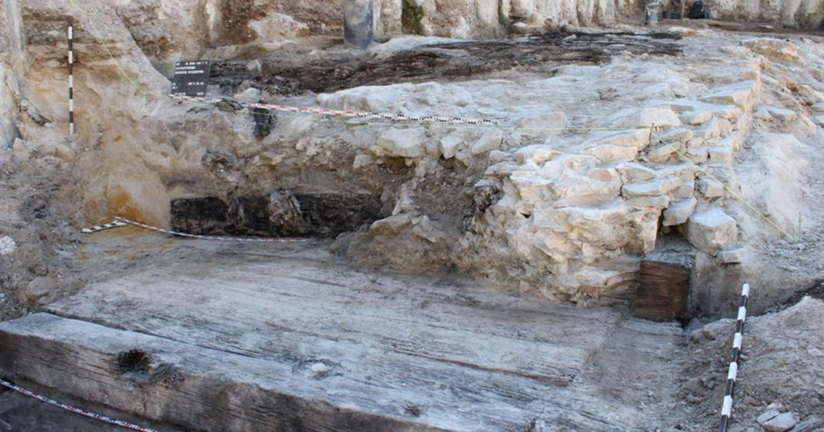Cross-section of the structure. On the right is the wall front facing the Main River, while in the foreground are the preserved timbers, nearly 2,400 years old
