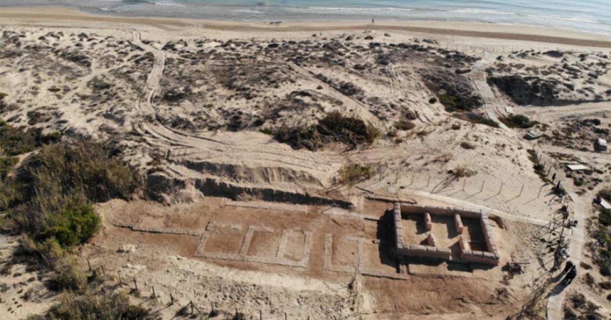 The Spanish beachside site of El Moncayo-Torre del Descargador, where the ancient Roman villa, and Islamic tower and mosque were discovered.            Source: Universidad de Alicante