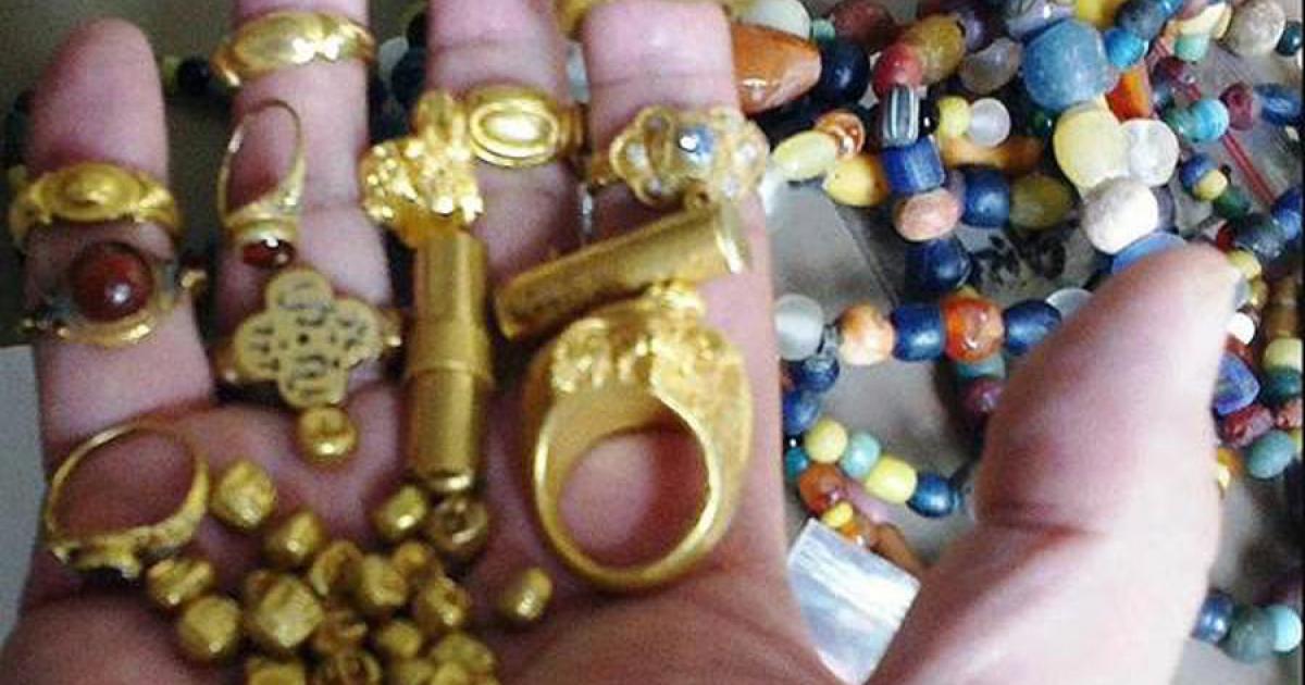 Handful of gold rings, beads and gold coins retrieved by fisherman in the River Musi and believed to be artifacts left behind by the Srivijaya Empire’s long-lost Island of Gold. Source: Wreckwatch Magazine