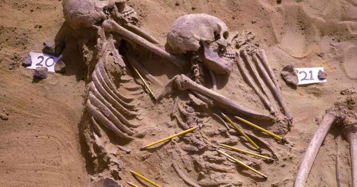 Archival photograph showing a double burial from the Jebel Sahaba cemetery in Sudan, with pencils marking the position of associated lithic artifacts. Source: Wendorf Archives of the British Museum/Scientific Reports