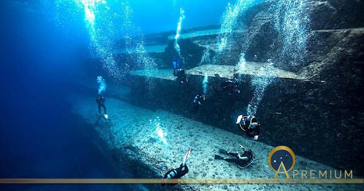 Divers inspecting the underwater site of Yonaguni in Japan. (nudiblue / Adobe stock)