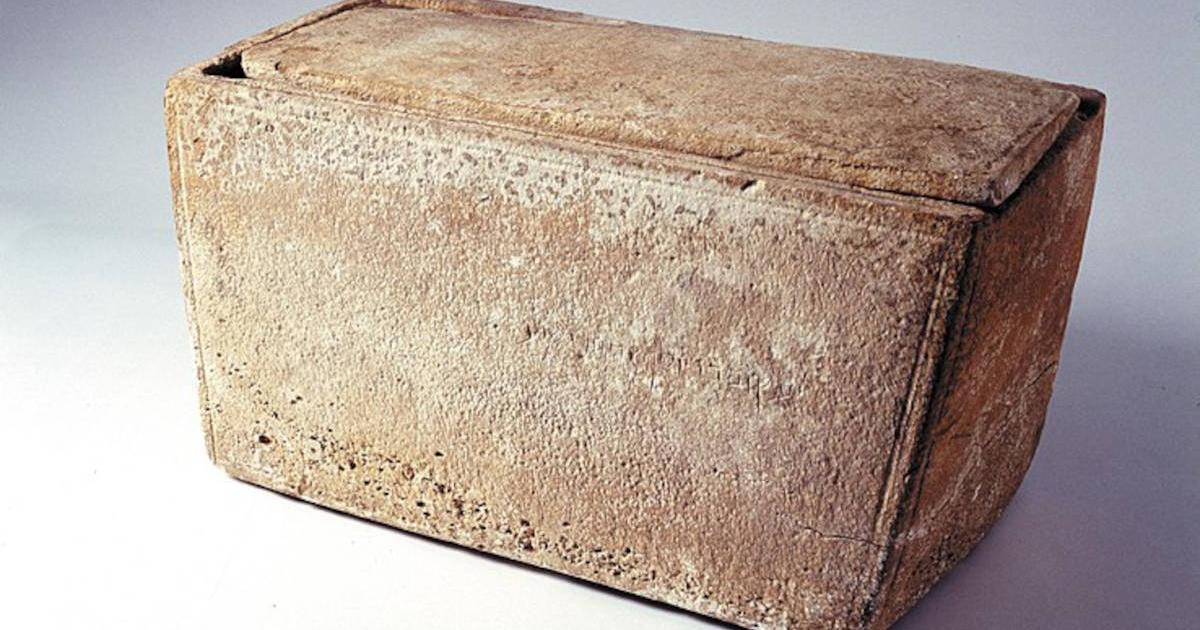 Photograph taken while the James Ossuary was on display at the Royal Ontario Museum from November 15, 2002 to January 5, 2003.