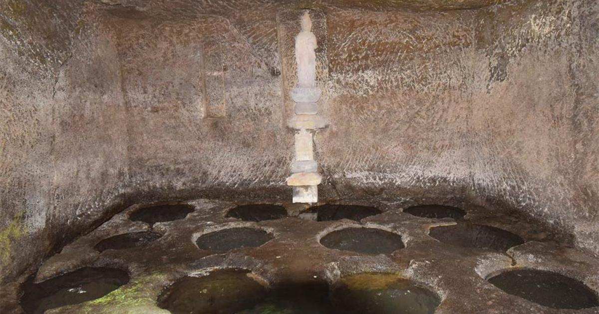 Kamakura’s Sixteen Wells on the grounds of Kaizo-ji Temple. Photo source: Phlizz / Atlas Obscura