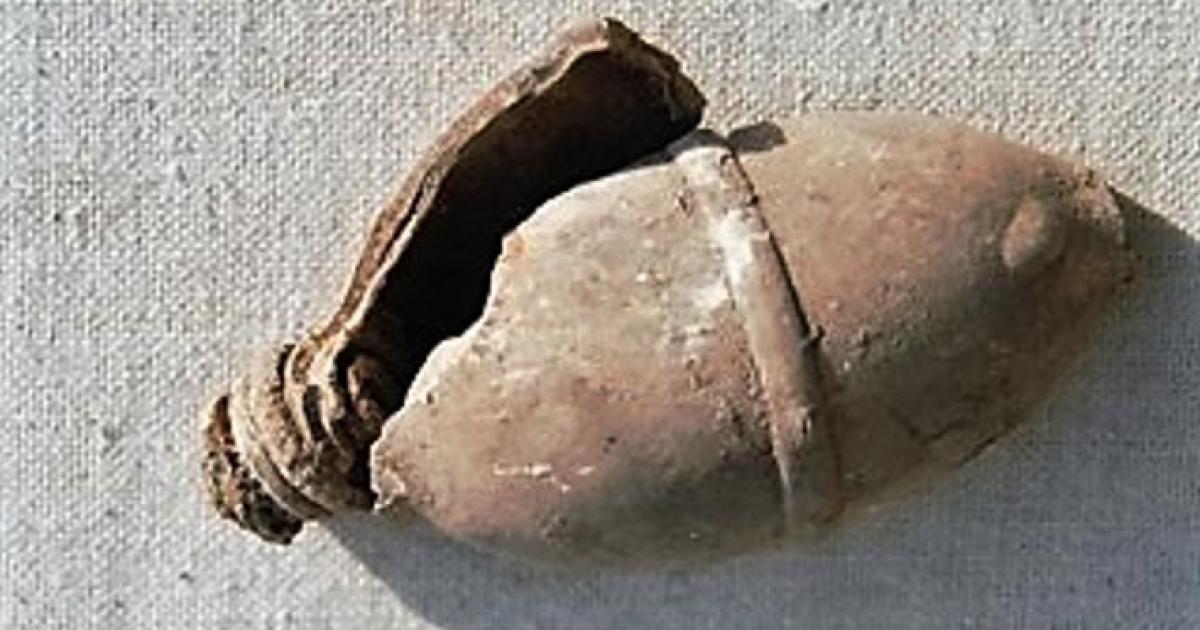 Kaolin ceramic vessel with ceramic stopper, 10cm x 4 cm