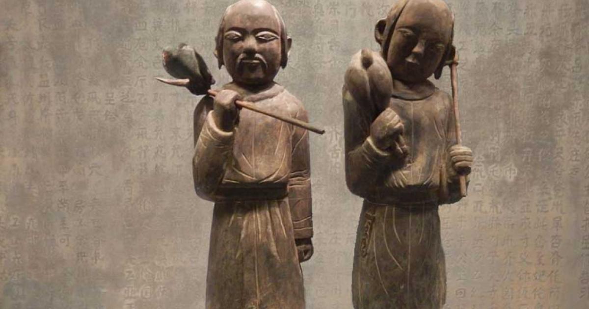 Wooden funerary figurines of Khitan people returning from a hunt. Liao dynasty (907–1125). Held at the Capital Museum, Beijing. (BabelStone/CC BY SA 3.0) Background: Stone tablet with fake epitaph inscription in the Khitan Large Script. Held at the Nationalities Museum of the Inner Mongolia University, but not on official display. It is an almost complete copy of the Epitaph for the Princess of Yongning Commandery (永寧郡公主墓誌銘) of 1092. 